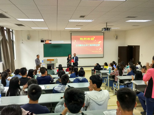 肖小虹经理为玉可雕颁发客座教授聘书_副本